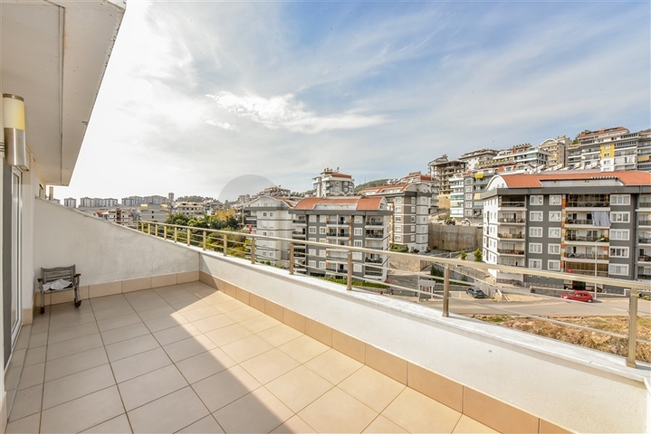 Пентхаус планировкой 4+1 с отдельной кухней в районе Оба