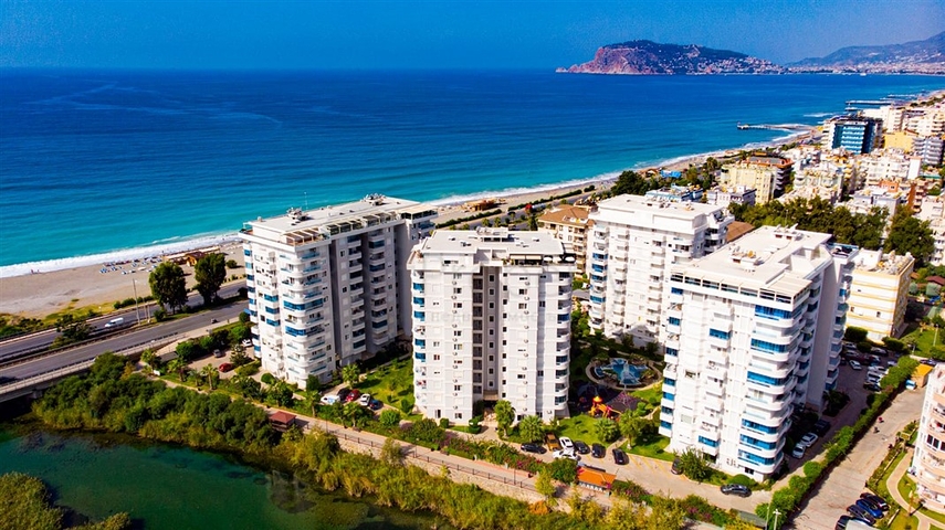 Квартира планировкой 3+1 в районе Тосмур 50м до моря.