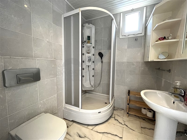 Квартира планировкой 3+1 в районе Тосмур 50м до моря.