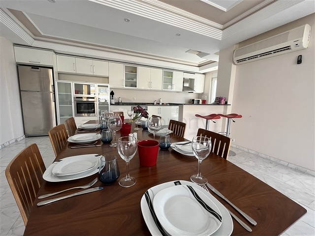 Квартира планировкой 3+1 в районе Тосмур 50м до моря.