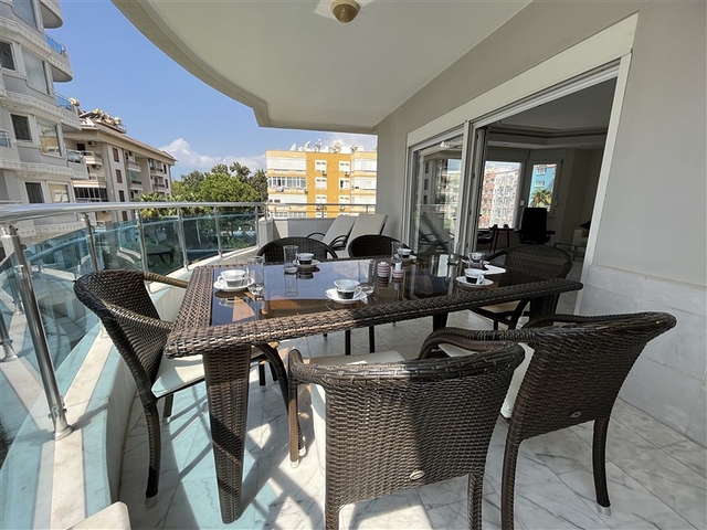 Квартира планировкой 3+1 в районе Тосмур 50м до моря.