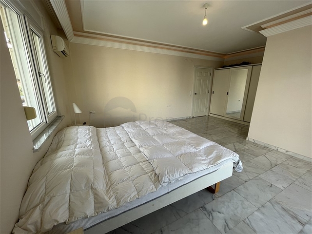 Квартира планировкой 3+1 в районе Тосмур 50м до моря.