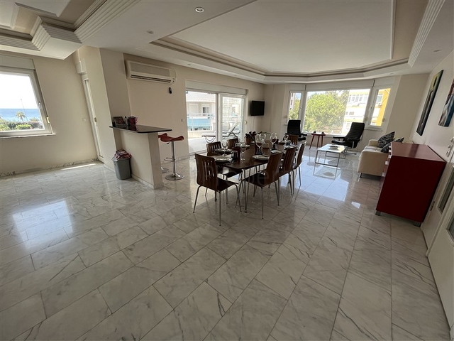 Квартира планировкой 3+1 в районе Тосмур 50м до моря.