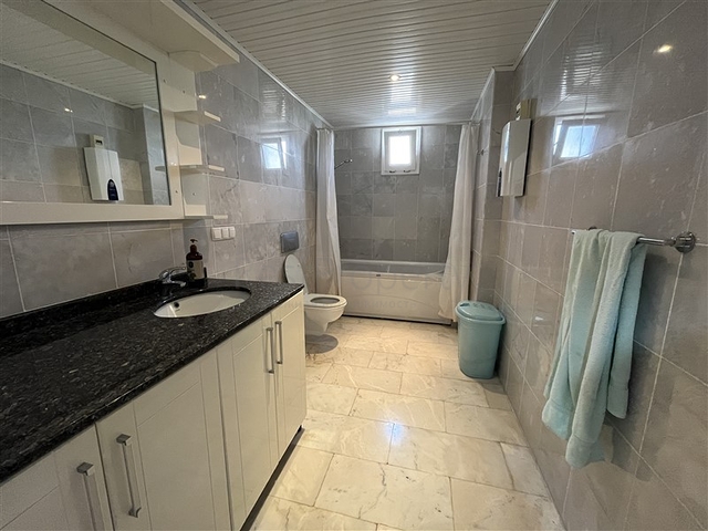 Квартира планировкой 3+1 в районе Тосмур 50м до моря.