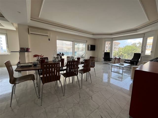 Квартира планировкой 3+1 в районе Тосмур 50м до моря.