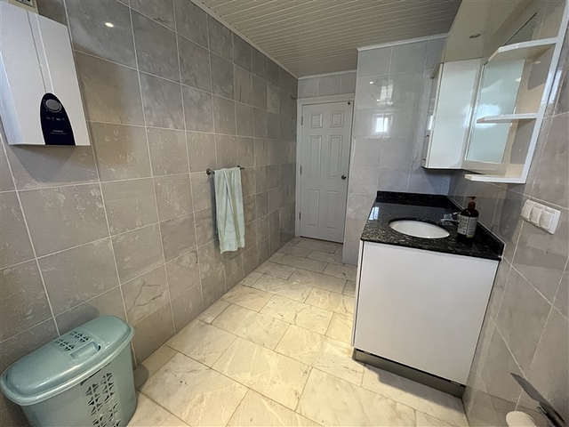 Квартира планировкой 3+1 в районе Тосмур 50м до моря.