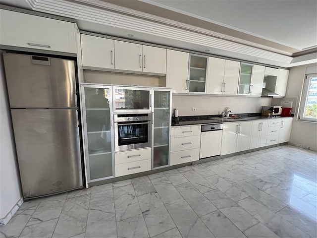 Квартира планировкой 3+1 в районе Тосмур 50м до моря.