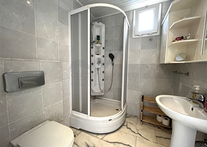 Квартира планировкой 3+1 в районе Тосмур 50м до моря.