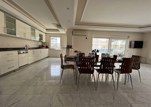 Квартира планировкой 3+1 в районе Тосмур 50м до моря.