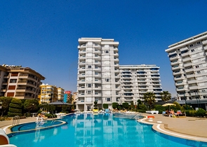 Квартира планировкой 3+1 в районе Тосмур 50м до моря.