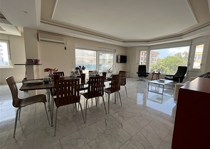 Квартира планировкой 3+1 в районе Тосмур 50м до моря.