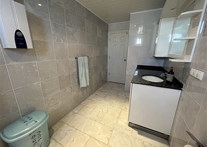 Квартира планировкой 3+1 в районе Тосмур 50м до моря.