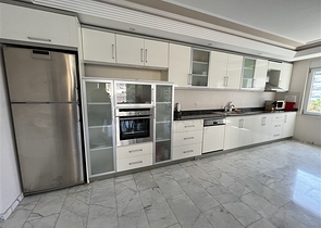 Квартира планировкой 3+1 в районе Тосмур 50м до моря.