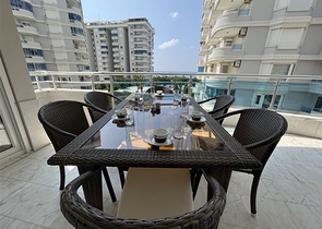 Квартира планировкой 3+1 в районе Тосмур 50м до моря.