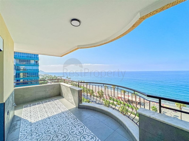 Большая квартира с шикарным видом на Средиземное море