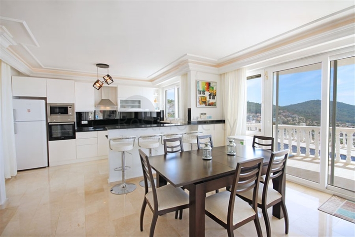 Вилла 4+1 с видом на море в районе Каргыджак