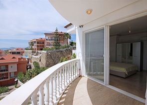 Вилла 4+1 с видом на море в районе Каргыджак