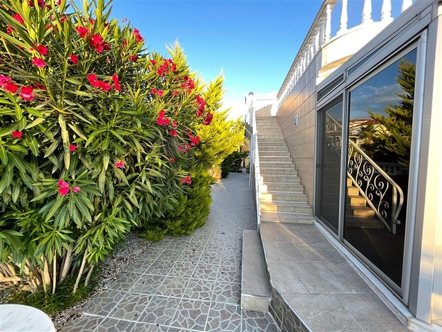 Вилла 2+1 с мебелью и техникой всего 900 м до Средиземного моря