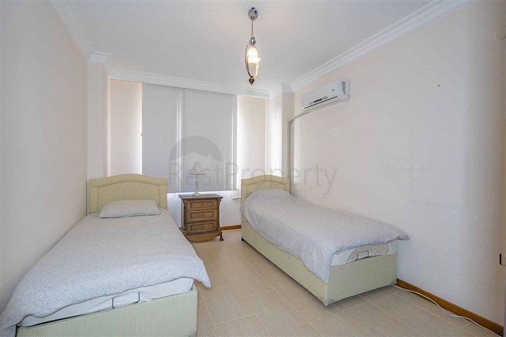 Трехкомнатная квартира в комплексе на первой береговой линии