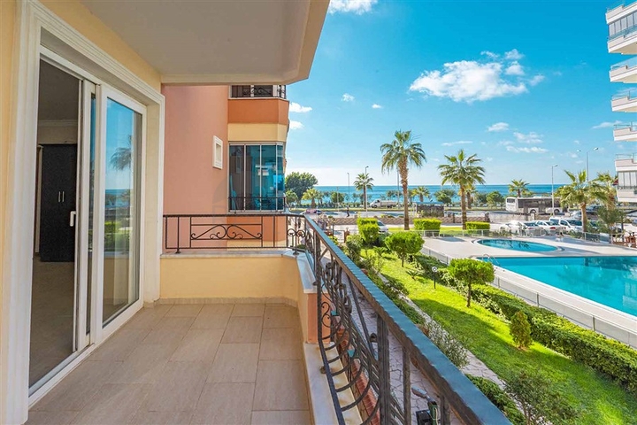 Трехкомнатная квартира в комплексе на первой береговой линии