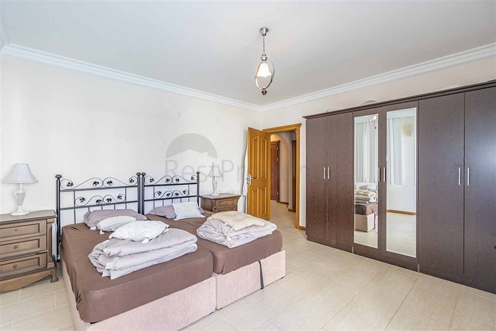 Трехкомнатная квартира в комплексе на первой береговой линии