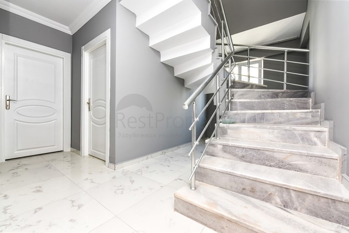 Просторный пентхаус 3+1 в Махмутларе