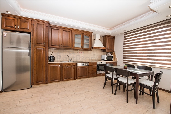 Трехкомнатная квартира на берегу моря