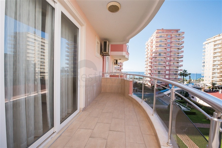 Трехкомнатная квартира на берегу моря