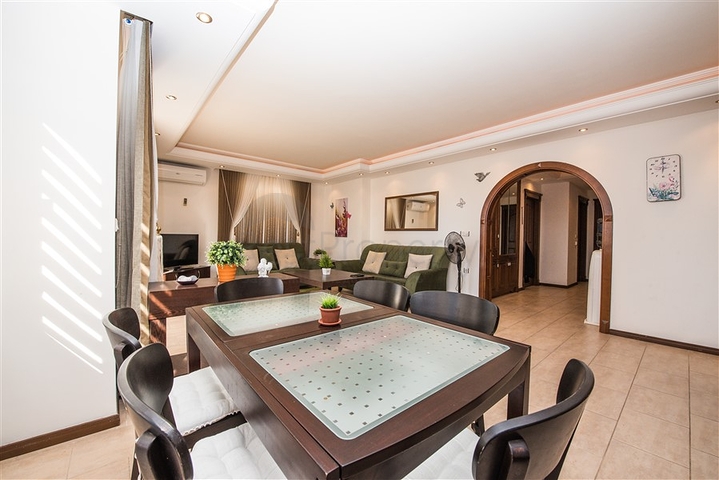 Трехкомнатная квартира на берегу моря