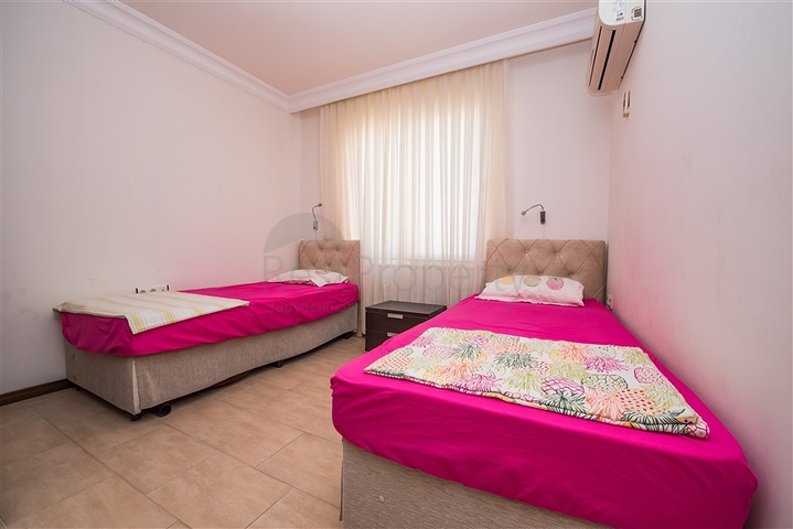 Трехкомнатная квартира на берегу моря