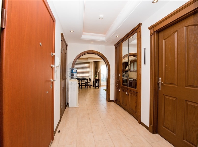 Трехкомнатная квартира на берегу моря