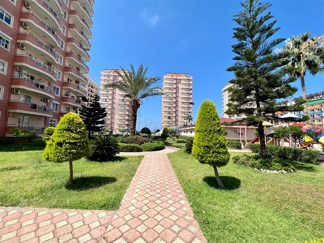 Трехкомнатная квартира на берегу моря