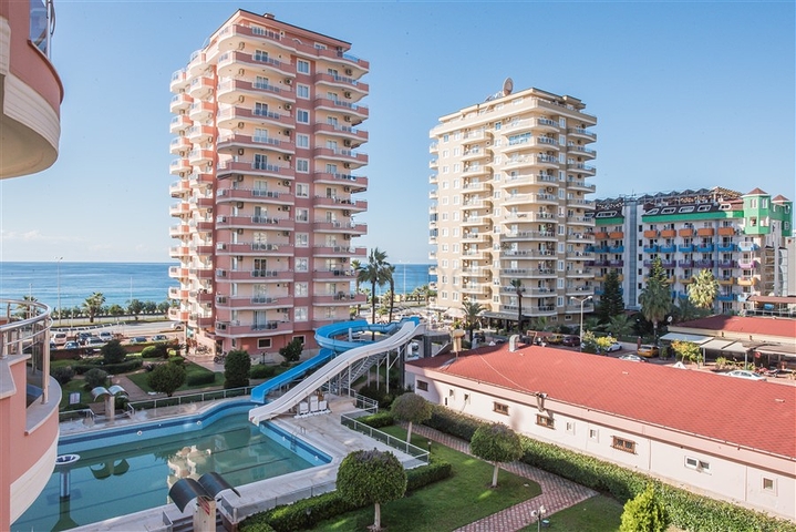 Трехкомнатная квартира на берегу моря