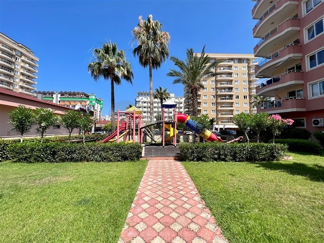 Трехкомнатная квартира на берегу моря