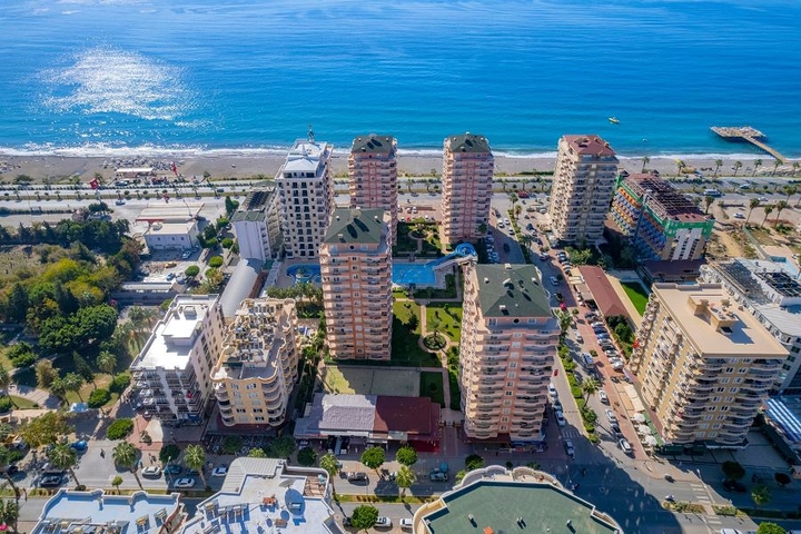 Трехкомнатная квартира на берегу моря