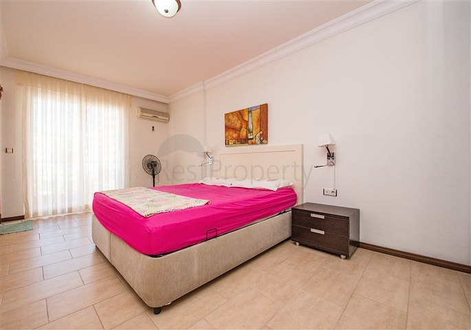 Трехкомнатная квартира на берегу моря