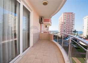 Трехкомнатная квартира на берегу моря