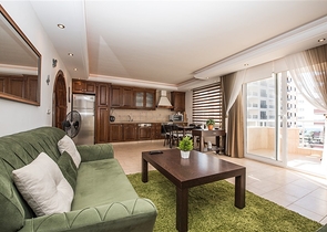 Трехкомнатная квартира на берегу моря