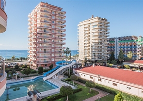 Трехкомнатная квартира на берегу моря