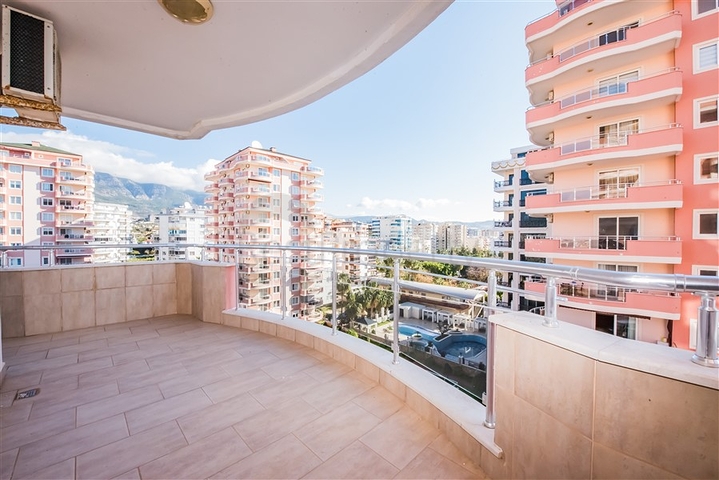 Просторная квартира 2+1 с видом на море в районе Махмутлар