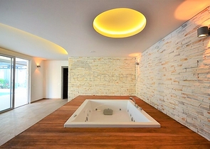 Светлая мебелированная квартира в пешей доступности от моря