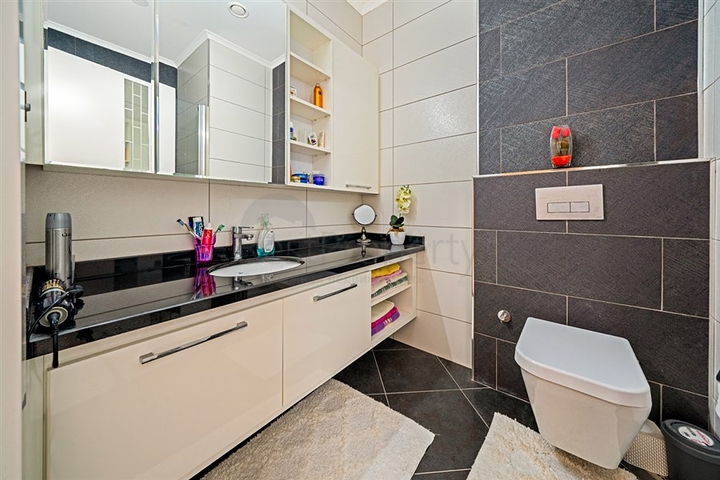 Квартира планировкой 3+1 с видом на море в Тосмуре