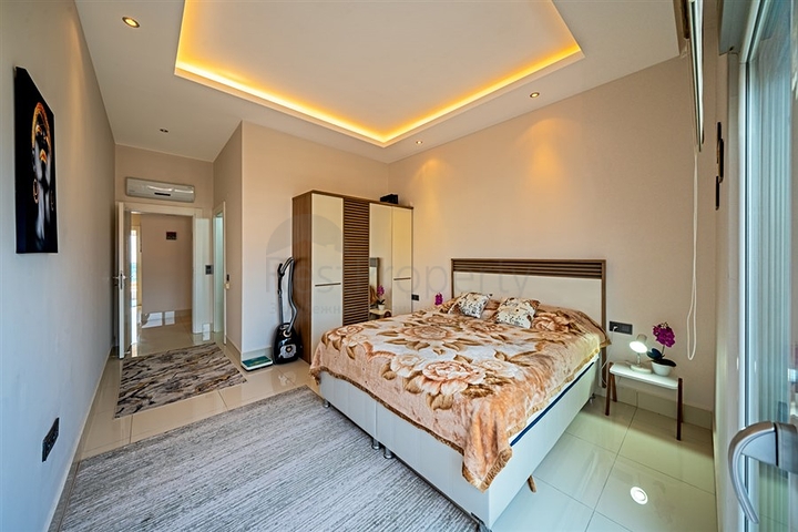 Квартира планировкой 3+1 с видом на море в Тосмуре