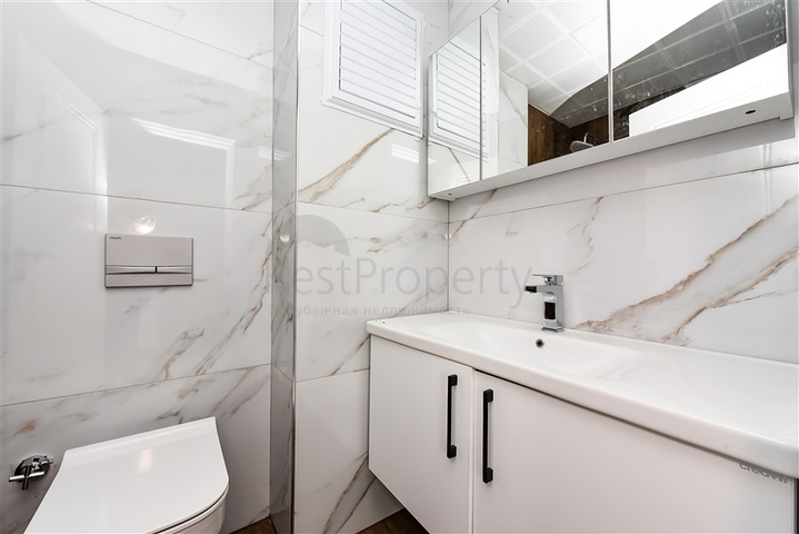 Светлая двухкомнатная квартира с видом горы и море