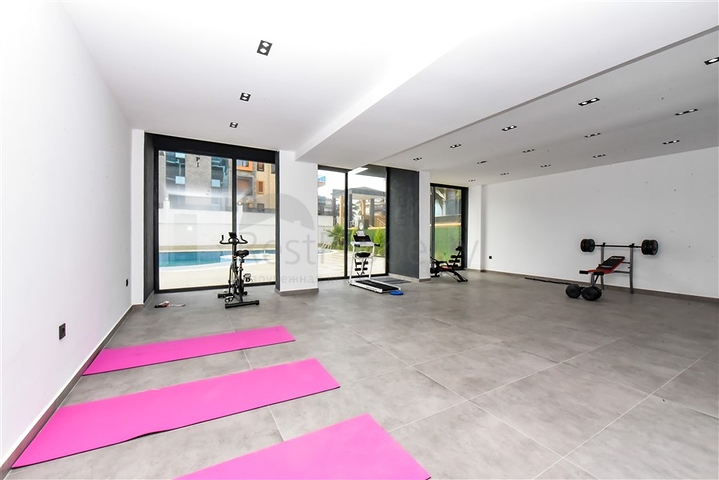 Светлая двухкомнатная квартира с видом горы и море