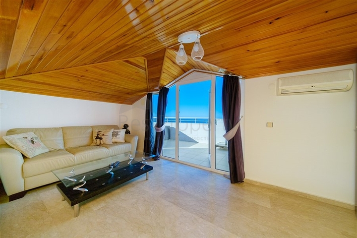 Пентхаус 3+1 с панорамными видами на море в районе Конаклы