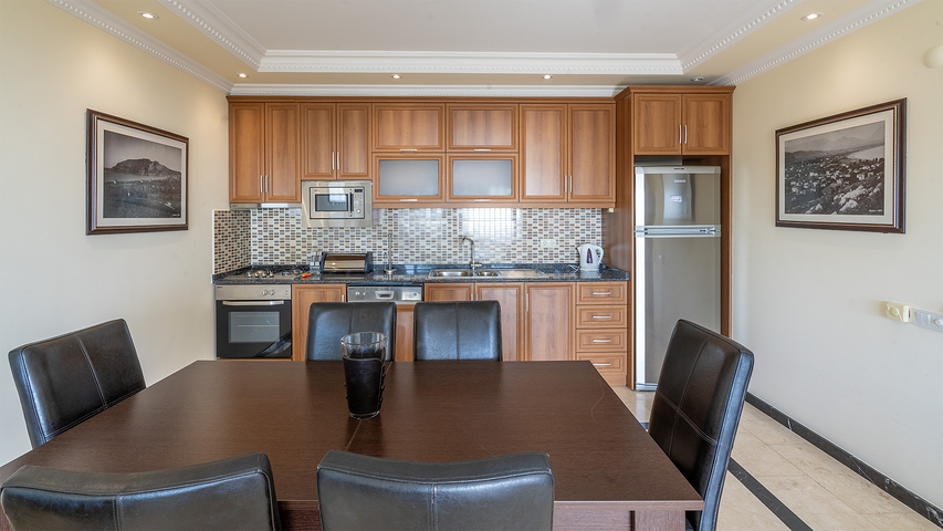 Меблированный пентхаус 4+1 с видом на море в центре Алании