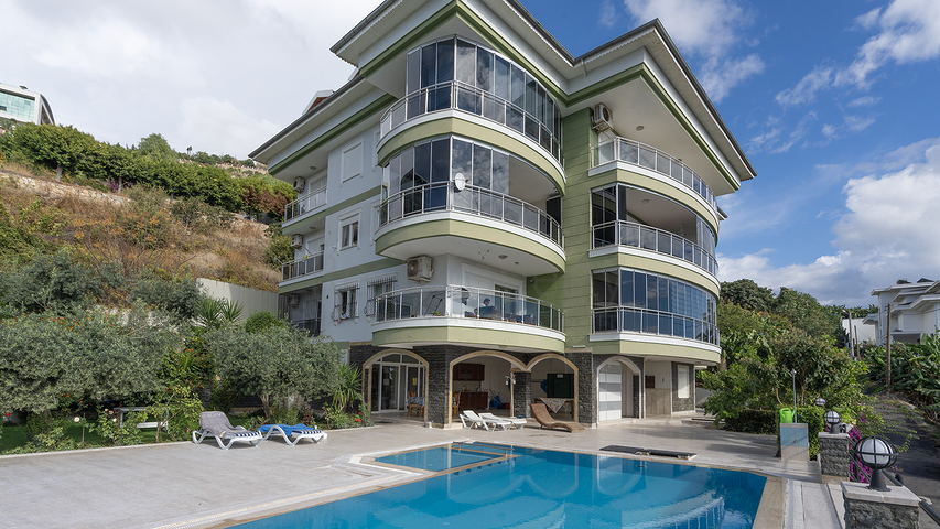 Меблированный пентхаус 4+1 с видом на море в центре Алании