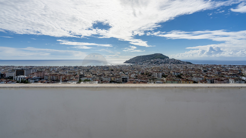 Меблированный пентхаус 4+1 с видом на море в центре Алании