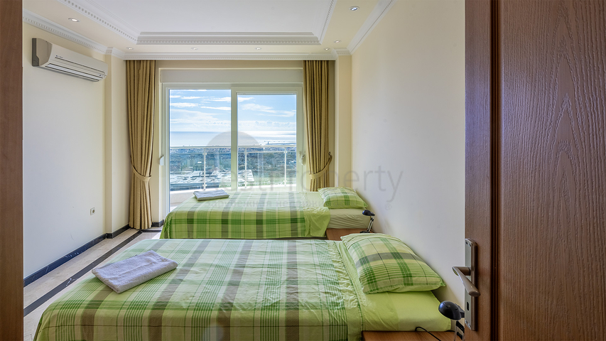 Меблированный пентхаус 4+1 с видом на море в центре Алании